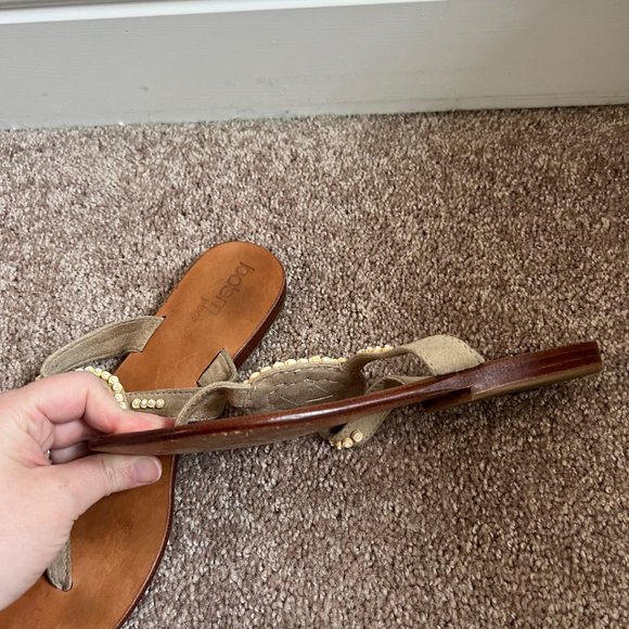 Bo'em Plage Italian Leather Beaded Shell Thong Sandals | Taupe Suede - Picture 4 of 5